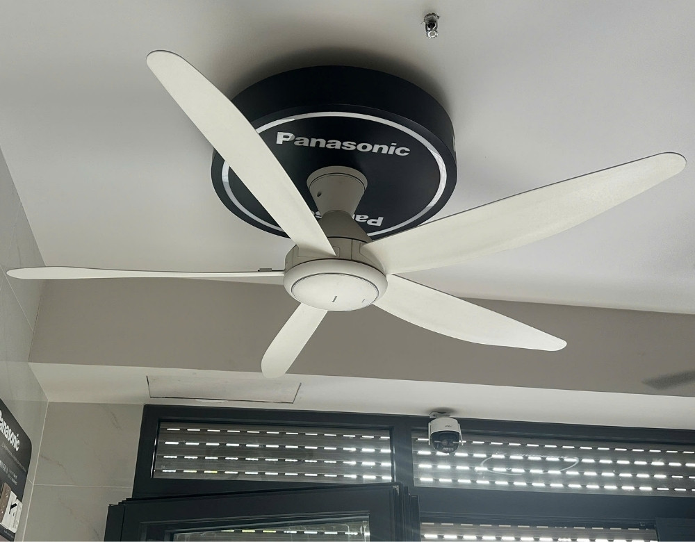 hình thực tế quạt trần panasonic f-60gdn màu trắng sau lắp đặt
